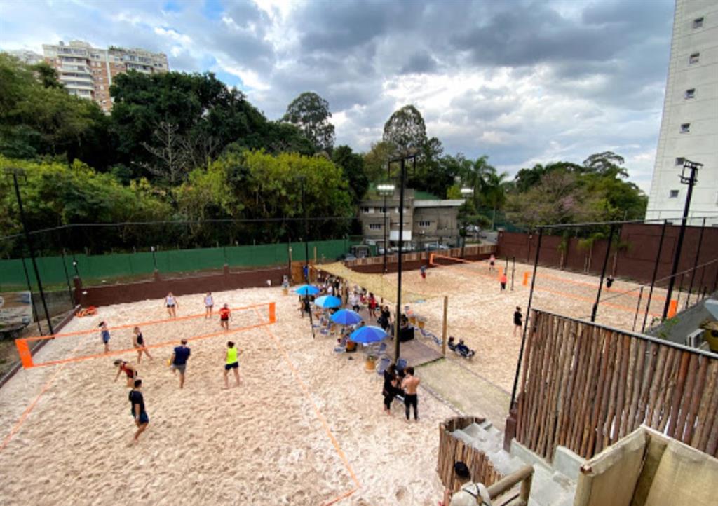 Entre prédios luxuosos, Beach Tennis com famosos é sucesso em São Paulo –  Vírgula