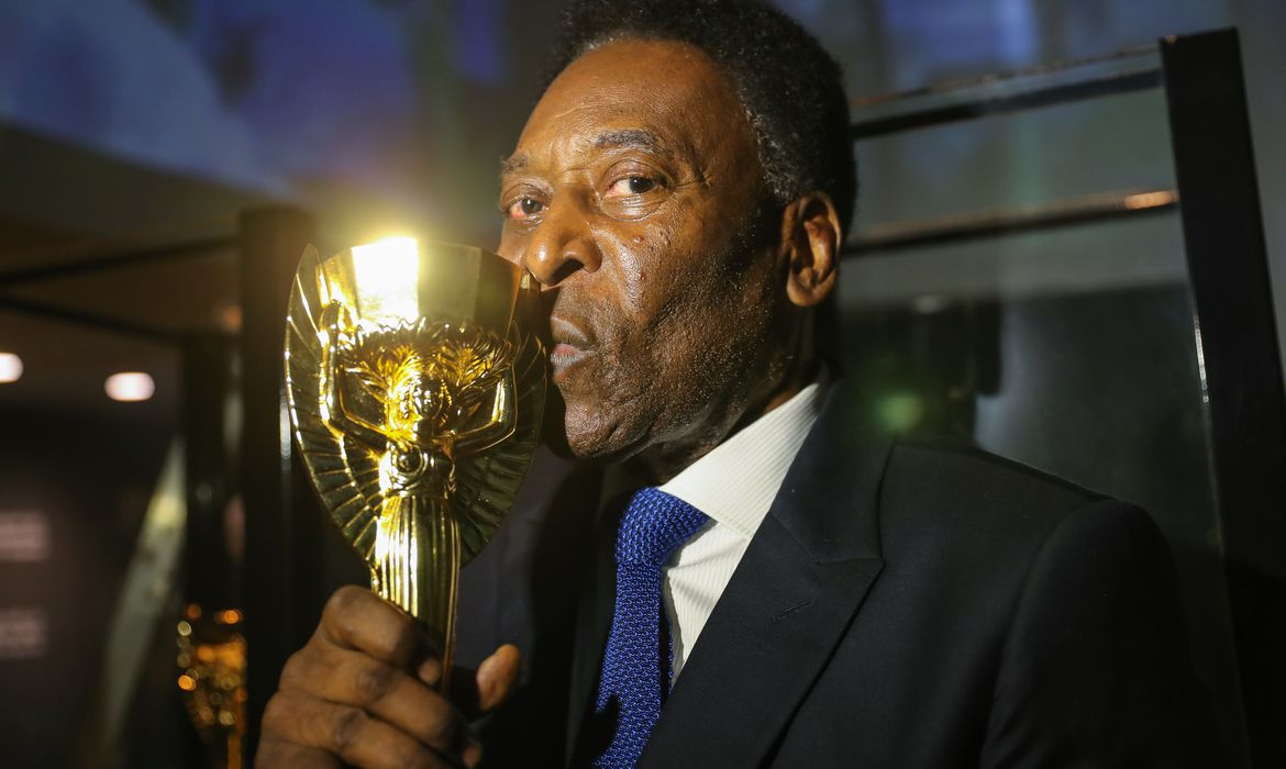 Pelé” vira verbete do dicionário Michaelis! pe.lé® adj m+f sm+f Que ou  aquele que é fora do comum, que ou quem em virtude de sua…